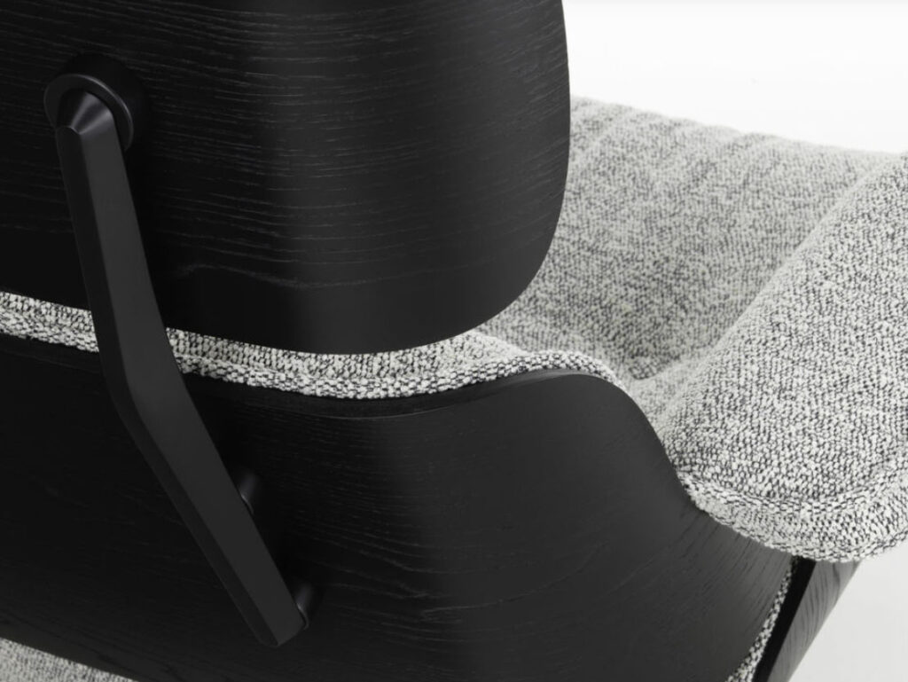 Eames Lounge Chair in Stof