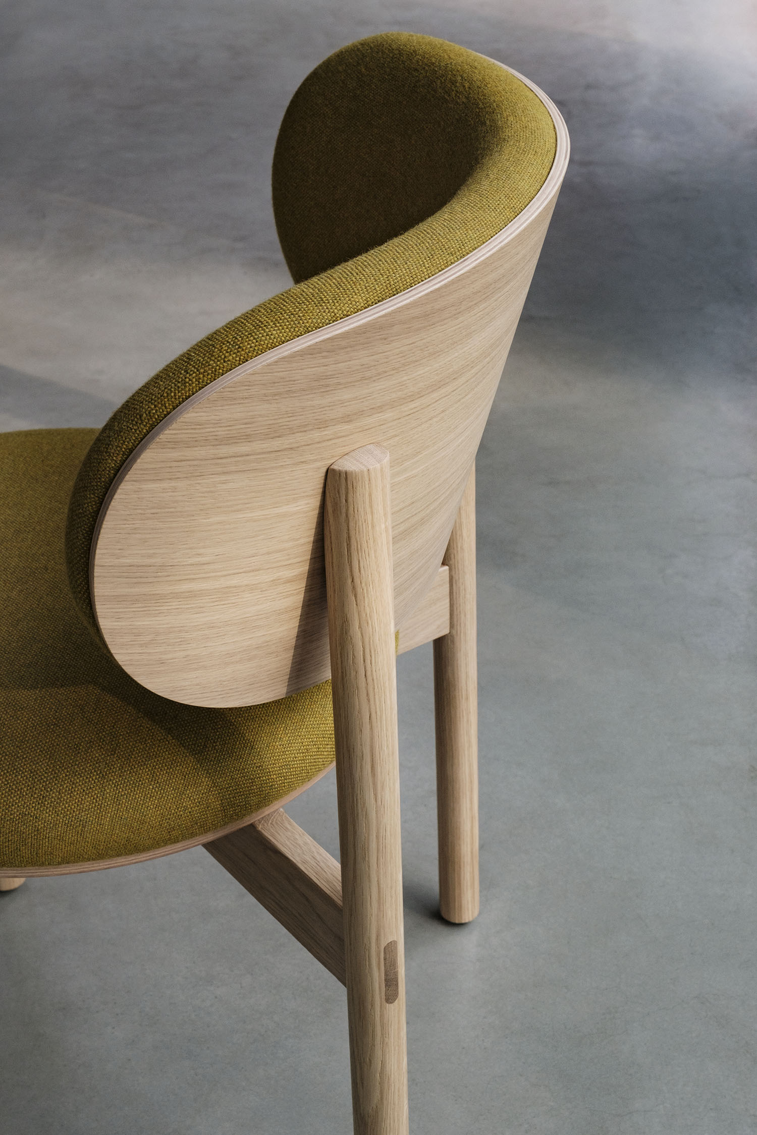 Re-volve eetkamerstoel Okere bekleding, eiken houten frame